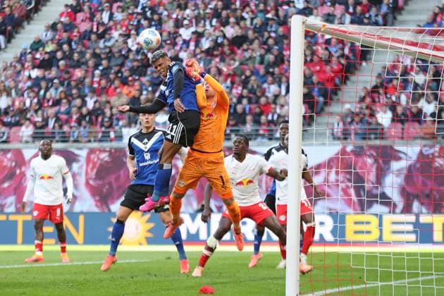 RB Leipzig vs. Hamburger SV, 18.10.2025 LEIPZIG, DEUTSCHLAND - OCTOBER 18: Ransford Königsdörffer Koenigsdoerffer Konigsdorfer (11, Hamburger SV) vs. Goalkeeper Torwart Peter Gulacsi (1, RB Leipzig) during the Bundesliga match between RB Leipzig vs. Hamburger SV at Red Bull Arena on matchday 7 of the 1. Bundesliga on October 18, 2025 in Leipzig, Deutschland. DFL REGULATIONS PROHIBIT ANY USE OF PHOTOGRAPHS AS IMAGE SEQUENCES AND OR QUASI-VIDEO. Copyright: xBEAUTIFULxSPORTS JanxKaeferx
