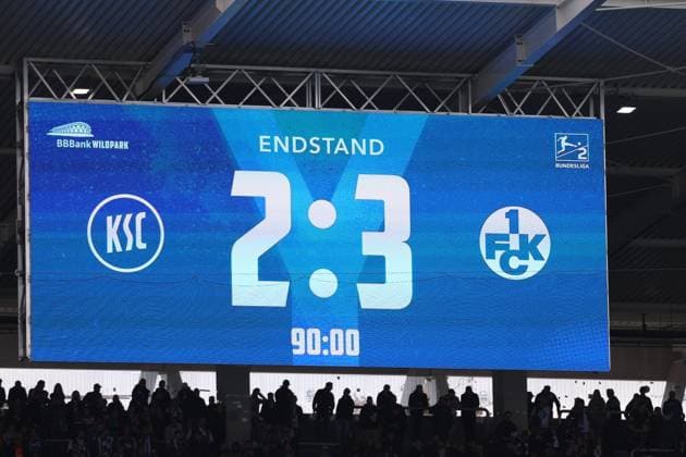 18.10.2025, xrekx, Fussball 2.Bundesliga, Karlsruher SC - 1.FC Kaiserslautern v.l. Anzeigetafel, Videowall, Scoreboard, Info, Werbung Endstand 2:3 (DFL DFB REGULATIONS PROHIBIT ANY USE OF PHOTOGRAPHS as IMAGE SEQUENCES and or QUASI-VIDEO) Karlsruhe