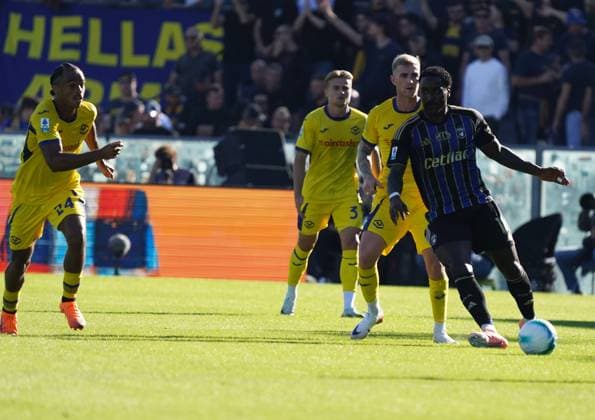 Pisa s M balÃ Nzola in action ....During the Serie A soccer match between Pisa and Verona at the Cetilar Arena Romeo Anconetani Stadium in Pisa; Center West Italy; saturday October 18; 2025 ; Soccer  Copyright: x AlessandroxLaxRoccax