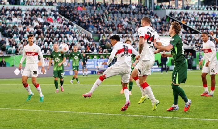 18.10.2025, Deutschland, Wolfsburg, Fußball Bundesliga, Saison 2025 2026, VfL Wolfsburg vs. VfB Stuttgart, 0:1 Tor Tiago Tomas (VfB)