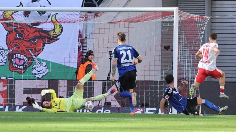 Torwart Daniel Heuer Fernandes pariert hält gegen Christoph Baumgartner Zweikampf Spielszene Aktion Fußball Fussball DFL Bundesliga Herren 7. Spieltag Saison 2025 2026 18.10.2025 Rasen Ballsport RB Leipzig RBL vs. Hamburger SV HSV in der RedBull Arena DFL regulations prohibit any use of photographs as image sequences and or quasi-video.