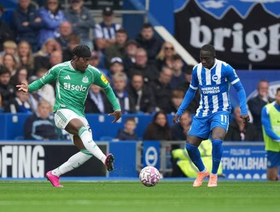 Anthony Elanga of Newcastle United gets past Yankuba Minteh of Brighton & Hove Albion. Brighton and Hove Albion v Newcastle United, Premier League, Football, American Express Community Stadium, Brighton, UK - 18 Oct 2025Brighton American Express Community Stadi United Kingdom EDITORIAL USE ONLY No use with unauthorised audio, video, data, fixture lists, club league logos or live services. Online in-match use limited to 120 images, no video emulation. No use in betting, games or single club league player publications. Copyright: xSeanxRyan Shutterstockx 15544971p