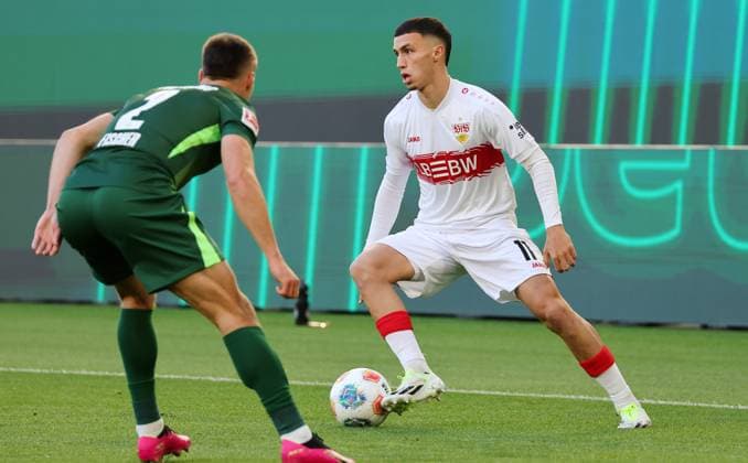 18.10.2025, Deutschland, Wolfsburg, Fußball Bundesliga, Saison 2025 2026, VfL Wolfsburg vs. VfB Stuttgart, v.l. Kilian Fischer (VfL), Bilal El Kannouss (VfB)