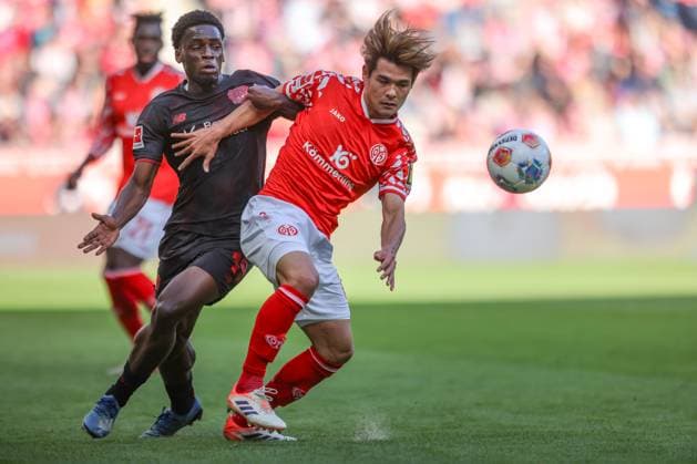 DEU, Mainz, FSV Mainz 05 vs Bayer Leverkusen, Bundesliga, DFB, MEWA Arena, 7. Spieltag, im Bild v.l.n.r: Ernest Poku (Bayer Leverkusen 19), KaishÅ« Sano (Mainz 05 6) DFB DFL REGULATIONS PROHIBIT ANY USE OF PHOTOGRAPHS AS IMAGE SEQUENCES AND OR QUASI-VIDEO, 18.10.2025 Copyright: HMBxMedia HendrikxHamelau