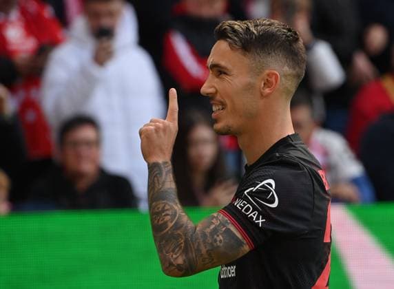 18.10.2025, xjrdrx, Fussball 1.Bundesliga, FSV Mainz 05 - Bayer 04 Leverkusen v.l. Alejandro Grimaldo (Bayer Leverkusen) celebrate the goal, Der Torjubel zum 0:1 (DFL DFB REGULATIONS PROHIBIT ANY USE OF PHOTOGRAPHS as IMAGE SEQUENCES and or QUASI-VIDEO) Mainz