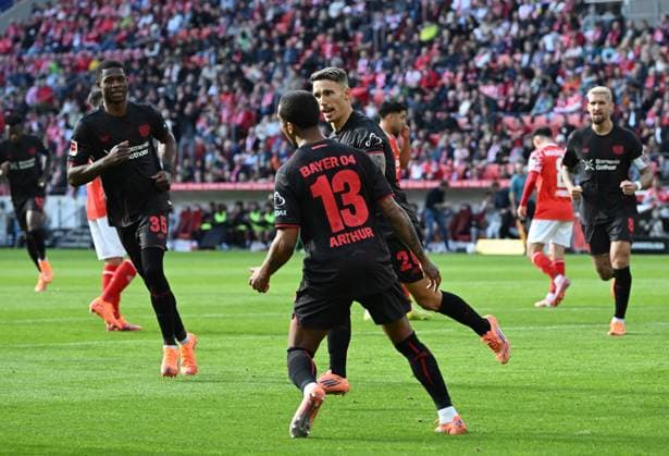 18.10.2025, xjrdrx, Fussball 1.Bundesliga, FSV Mainz 05 - Bayer 04 Leverkusen v.l. Arthur (Bayer Leverkusen), Alejandro Grimaldo (Bayer Leverkusen) celebrate the goal, Der Torjubel zum 0:1 (DFL DFB REGULATIONS PROHIBIT ANY USE OF PHOTOGRAPHS as IMAGE SEQUENCES and or QUASI-VIDEO) Mainz