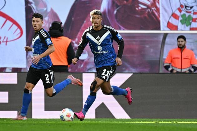 Fußball I Herren I Saison 2025-2026 I Bundesliga I 7. Spieltag I RB Leipzig - Hamburger SV I 18.10.2025 Ransford-Yeboah Königsdörffer (11, Hamburger SV) dribbelt mit dem Ball Leipzig Red Bull Arena Sachsen Deutschland Copyright: xLobeca InesxHähnelx