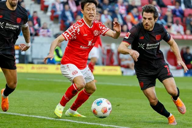 Jae-sung Lee (1.FSV Mainz, 07) und Jonas Hofmann (Bayer 04 Leverkusen, 07) im Zweikampf , Deutschland, Fussball, 1. Bundesliga, 7.Spieltag, 2025 2026, 1.FSV Mainz vs. Bayer 04 Leverkusen, 18.10.2025, Mewa Arena, Mainz, Deutschland Mainz Mewa Arena Rheinland-Pfalz Deutschland Copyright: xGrantxHubbsx