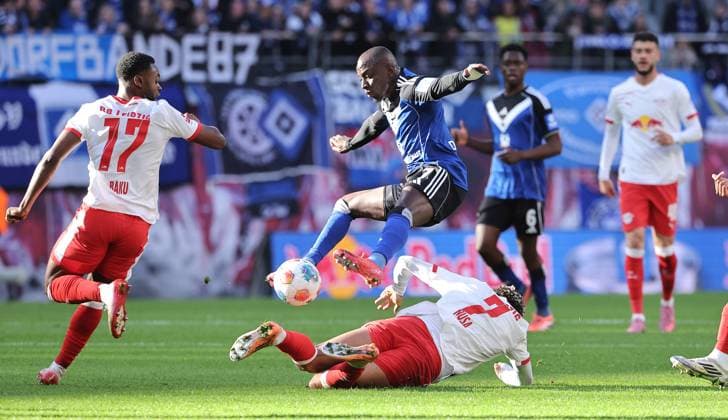 Ridle Baku, Jean Luc Dompe am Ball, Antonio Nusa Zweikampf Spielszene Aktion Fußball Fussball DFL Bundesliga Herren 7. Spieltag Saison 2025 2026 18.10.2025 Rasen Ballsport RB Leipzig RBL vs. Hamburger SV HSV in der RedBull Arena DFL regulations prohibit any use of photographs as image sequences and or quasi-video.