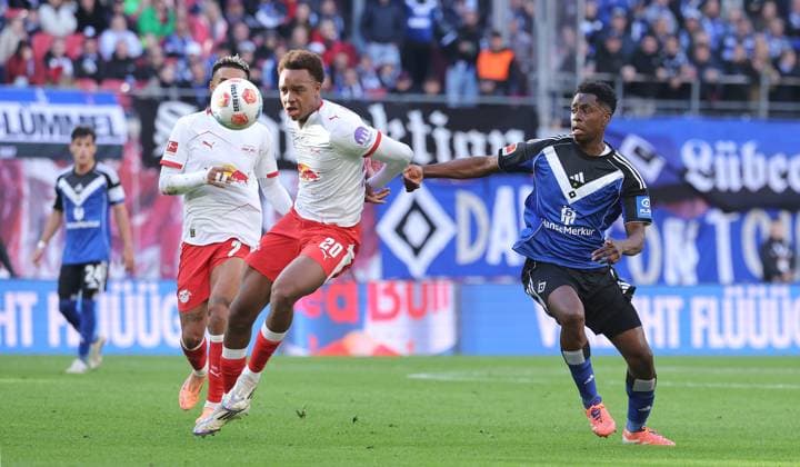 Assan Ouedraogo am Ball, Albert Sambi Lokonga Zweikampf Spielszene Aktion Fußball Fussball DFL Bundesliga Herren 7. Spieltag Saison 2025 2026 18.10.2025 Rasen Ballsport RB Leipzig RBL vs. Hamburger SV HSV in der RedBull Arena DFL regulations prohibit any use of photographs as image sequences and or quasi-video.