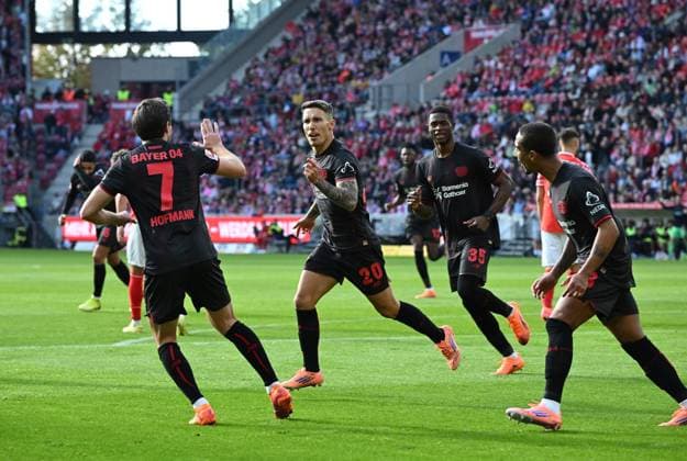 18.10.2025, xjrdrx, Fussball 1.Bundesliga, FSV Mainz 05 - Bayer 04 Leverkusen v.l. Alejandro Grimaldo (Bayer Leverkusen) celebrate the goal, Der Torjubel zum 0:1 (DFL DFB REGULATIONS PROHIBIT ANY USE OF PHOTOGRAPHS as IMAGE SEQUENCES and or QUASI-VIDEO) Mainz