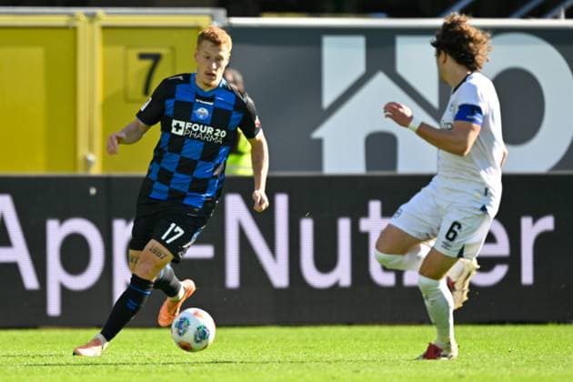 Paderborn, Home Deluxe Arena, 18.10.25, GER, Herren, 2.Bundesliga, Saison 2025-2026, SC Paderborn 07 - DSC Arminia Bielefeld Bild: v.li. im Zweikampf Laurin CURDA (Paderborn) und Mael CORBOZ (Bielefeld) DFL regulations prohibit any use of photographs as image sequences and or quasi-video. NRW Deutschland