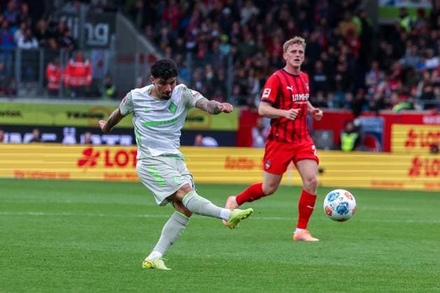 Torschuss von Cameron Puertas 18 (SV Werder Bremen), dahinter Mikkel Kaufmann 29 (1FC Heidenheim 1846), 1. FC Heidenheim 1846 vs. SV Werder Bremen, DFL, Bundesliga, Saison 2025 2026, Voith Arena, Hinrunde, 7. Spieltag, 18.10.2025 DFB regulations prohibit any use of photographs as image sequences and or quasi-video Heidenheim Baden-Wuerttemberg Deutschland