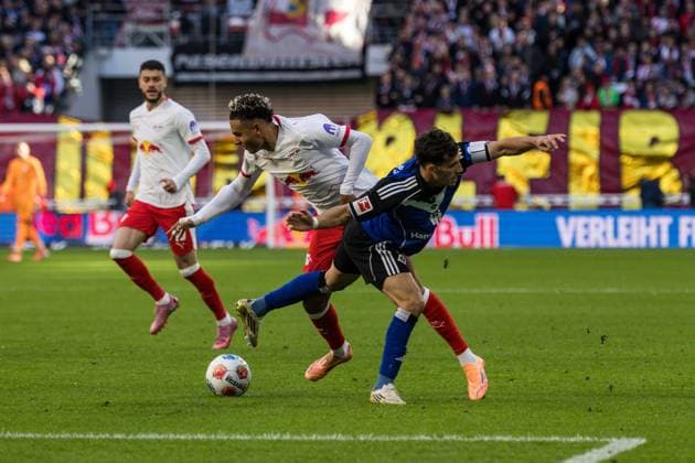 GER, Bundesliga, RB Leipzig - Hamburger SV 18.10.2025, Red Bull Arena, Leipzig, GER, Bundesliga, RB Leipzig - Hamburger SV Antonio Nusa (RB Leipzig 7), Stephan Ambrosius (Hamburger SV 24) Â