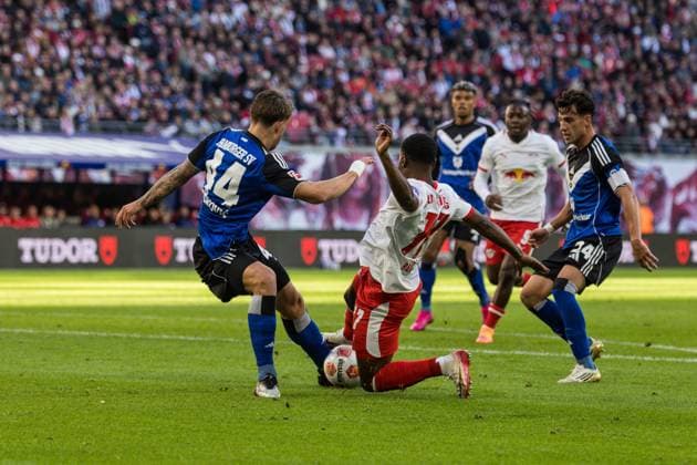 GER, Bundesliga, RB Leipzig - Hamburger SV 18.10.2025, Red Bull Arena, Leipzig, GER, Bundesliga, RB Leipzig - Hamburger SV Ridle Baku (RB Leipzig 17), Luka VuÅ¡koviÄ‡ (Hamburger SV 44) Â