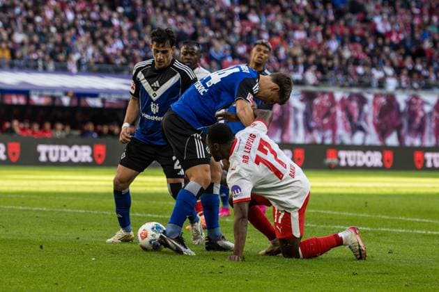 GER, Bundesliga, RB Leipzig - Hamburger SV 18.10.2025, Red Bull Arena, Leipzig, GER, Bundesliga, RB Leipzig - Hamburger SV Ridle Baku (RB Leipzig 17), Luka VuÅ¡koviÄ‡ (Hamburger SV 44) Â