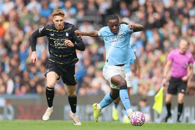 Jake O Brien of Everton and Jeremy Doku of Manchester City Manchester City v Everton, Premier League, Football, Etihad Stadium, Manchester, UK - 18 Oct 2025Manchester Etihad Stadium United Kingdom EDITORIAL USE ONLY No use with unauthorised audio, video, data, fixture lists, club league logos or live services. Online in-match use limited to 120 images, no video emulation. No use in betting, games or single club league player publications. Copyright: xPaulxCurrie Shutterstockx 15544977ab