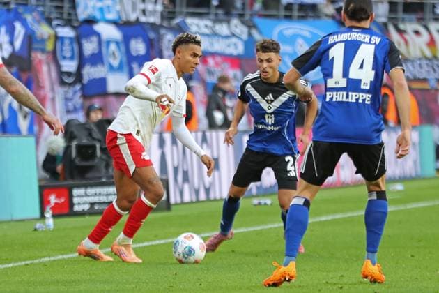 RB Leipzig vs. Hamburger SV, 18.10.2025 LEIPZIG, DEUTSCHLAND - OCTOBER 18: Antonio Nusa (7, RB Leipzig) vs. William Mikelbrencis (2, Hamburger SV) during the Bundesliga match between RB Leipzig vs. Hamburger SV at Red Bull Arena on matchday 7 of the 1. Bundesliga on October 18, 2025 in Leipzig, Deutschland. DFL REGULATIONS PROHIBIT ANY USE OF PHOTOGRAPHS AS IMAGE SEQUENCES AND OR QUASI-VIDEO. Copyright: xBEAUTIFULxSPORTS JanxKaeferx