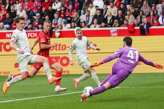 Jens Stage 6 (SV Werder Bremen) mit einer grossen Chance, gegen Diant Ramaj 41 (1FC Heidenheim 1846), mit Adrian Beck 21 (1FC Heidenheim 1846) und Romano Schmid 20 (SV Werder Bremen), 1. FC Heidenheim 1846 vs. SV Werder Bremen, DFL, Bundesliga, Saison 2025 2026, Voith Arena, Hinrunde, 7. Spieltag, 18.10.2025 DFB regulations prohibit any use of photographs as image sequences and or quasi-video Heidenheim Baden-Wuerttemberg Deutschland