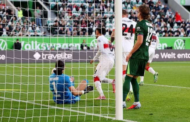 18.10.2025, Deutschland, Wolfsburg, Fußball Bundesliga, Saison 2025 2026, VfL Wolfsburg vs. VfB Stuttgart, Jubel nach dem 0:1 Tor, Torschütze Tiago Tomas (VfB)