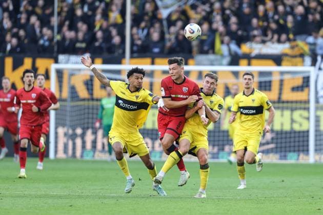 3. Liga; Alemannia Aachen - FC Ingolstadt 04; Zweikampf Kampf um den Ball Mads Borchers (9, FCI) Elekwa Emmanuel (14 AA) 3. Liga - FC Ingolstadt 04 Saison 2025 2026 Alemannia Aachen