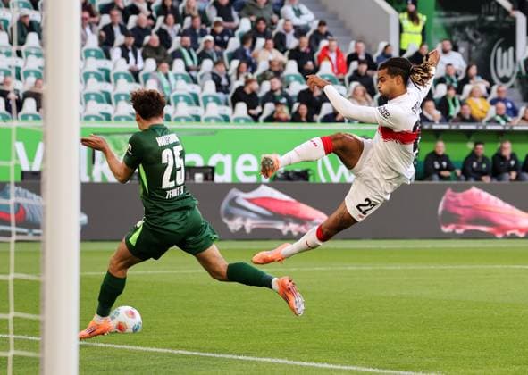 18.10.2025, Deutschland, Wolfsburg, Fußball Bundesliga, Saison 2025 2026, VfL Wolfsburg vs. VfB Stuttgart, v.l. Aaron Zehntner (VfL), Lorenz Assignon (VfB)