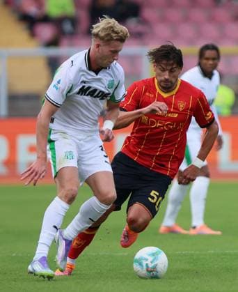 October 18, 2025, Lecce, Italia: US Lecce s Santiago Pierotti (R) and US Sassuolo s Josh Doig (L) in action during the Italian Serie A soccer match US Lecce - US Sassuolo at the Via del Mare stadium in Lecce, Italy, 18 October 2025. ANSA ABBONDANZA SCURO LEZZI. Serie A; Lecce - Sassuolo  - ZUMAa110 20251018_zaf_a110_018 Copyright: xAbbondanzaxScuroxLezzix