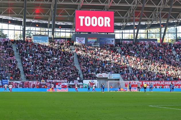 RB Leipzig vs. Hamburger SV, 18.10.2025 LEIPZIG, DEUTSCHLAND - OCTOBER 18: TOOOOR on the display during the Bundesliga match between RB Leipzig vs. Hamburger SV at Red Bull Arena on matchday 7 of the 1. Bundesliga on October 18, 2025 in Leipzig, Deutschland. DFL REGULATIONS PROHIBIT ANY USE OF PHOTOGRAPHS AS IMAGE SEQUENCES AND OR QUASI-VIDEO. Copyright: xBEAUTIFULxSPORTS JanxKaeferx