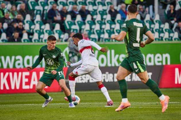 Tiago Tomas (VfB Stuttgart 8) Joakim Maehle (VfL Wolfsburg 21) VfL Wolfsburg vs. VfB Stuttgart, Fussball Bundesliga, BL, Buli, Saison 2025 2026 18.10.2025 -Pressefoto Jan-Frederic Helbig VfL Wolfsburg vs. VfB Stuttgart, Fussball Bundesliga, BL, Buli, Volkswagen Arena, 1 Bundesliga, Saison 2025 2026, 18.10.2025 Wolfsburg Copyright: xEibner-Pressefoto Jan-FredericxHelbigx EP_JHG