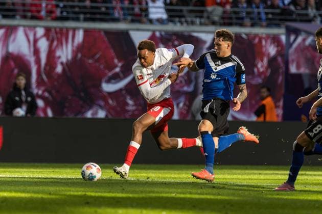 GER, Bundesliga, RB Leipzig - Hamburger SV 18.10.2025, Red Bull Arena, Leipzig, GER, Bundesliga, RB Leipzig - Hamburger SV Assan Ouedraogo (RB Leipzig 20), Levin Öztunali (Hamburger SV 21) Â