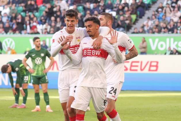 18.10.2025, xgox, Fussball - 1.Bundesliga VfL Wolfsburg - VfB Stuttgart emspor, v.l. Jubel nach dem 0:1 durch Tiago Tomas (Stuttgart, 8) (DFL DFB REGULATIONS PROHIBIT ANY USE OF PHOTOGRAPHS as IMAGE SEQUENCES and or QUASI-VIDEO) Wolfsburg