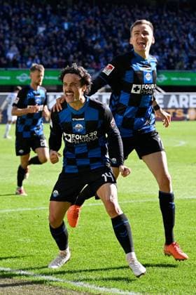 Paderborn, Home Deluxe Arena, 18.10.25, GER, Herren, 2.Bundesliga, Saison 2025-2026, SC Paderborn 07 - DSC Arminia Bielefeld Bild: Mika BAUR (Paderborn) jubelt nach seinem Tor zum 1:1 mit Filip BILBIJA (Paderborn) DFL regulations prohibit any use of photographs as image sequences and or quasi-video. NRW Deutschland