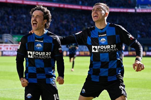 Paderborn, Home Deluxe Arena, 18.10.25, GER, Herren, 2.Bundesliga, Saison 2025-2026, SC Paderborn 07 - DSC Arminia Bielefeld Bild: Mika BAUR (Paderborn) jubelt nach seinem Tor zum 1:1 mit Filip BILBIJA (Paderborn) DFL regulations prohibit any use of photographs as image sequences and or quasi-video. NRW Deutschland