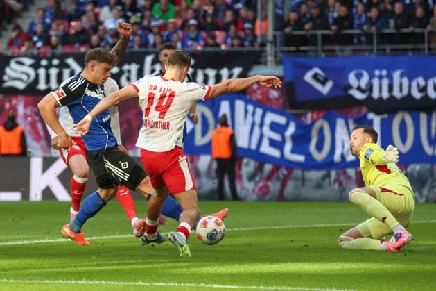 18.10.2025, xtgx, Fussball 1. Bundesliga, RB Leipzig - Hamburger SV emspor, v.l. Nicolai Remberg (HSV, 21) klärt vor Christoph Baumgartner (Leipzig, 14) Zweikampf, Duell, Kampf, tackle (DFL DFB REGULATIONS PROHIBIT ANY USE OF PHOTOGRAPHS as IMAGE SEQUENCES and or QUASI-VIDEO) Leipzig
