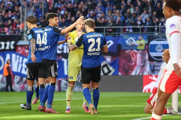 18.10.2025, xtgx, Fussball 1. Bundesliga, RB Leipzig - Hamburger SV emspor, v.l. Nicolai Remberg (HSV, 21) klärt vor Christoph Baumgartner (Leipzig, 14) Zweikampf, Duell, Kampf, tackle (DFL DFB REGULATIONS PROHIBIT ANY USE OF PHOTOGRAPHS as IMAGE SEQUENCES and or QUASI-VIDEO) Leipzig