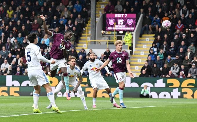 Lesley Ugochukwu of Burnley scores the team s first goal Burnley v Leeds United, Premier League, Football, Turf Moor, Burnley, UK - 18 Oct 2025Leeds Turf Moor United Kingdom EDITORIAL USE ONLY No use with unauthorised audio, video, data, fixture lists, club league logos or live services. Online in-match use limited to 120 images, no video emulation. No use in betting, games or single club league player publications. Copyright: xAnnaxGowthorpe Shutterstockx 15544973y