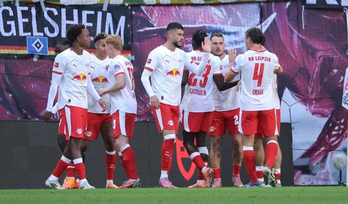 Christoph Baumgartner (verdeckt) jubelt nach 1:0 mit Teamkollegen Freude Emotion Jubel Fußball Fussball DFL Bundesliga Herren 7. Spieltag Saison 2025 2026 18.10.2025 Rasen Ballsport RB Leipzig RBL vs. Hamburger SV HSV in der RedBull Arena DFL regulations prohibit any use of photographs as image sequences and or quasi-video.