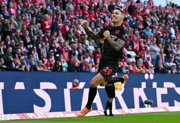 18.10.2025, xjrdrx, Fussball 1.Bundesliga, FSV Mainz 05 - Bayer 04 Leverkusen v.l. Alejandro Grimaldo (Bayer Leverkusen) celebrate the goal, Der Torjubel zum 0:1 (DFL DFB REGULATIONS PROHIBIT ANY USE OF PHOTOGRAPHS as IMAGE SEQUENCES and or QUASI-VIDEO) Mainz