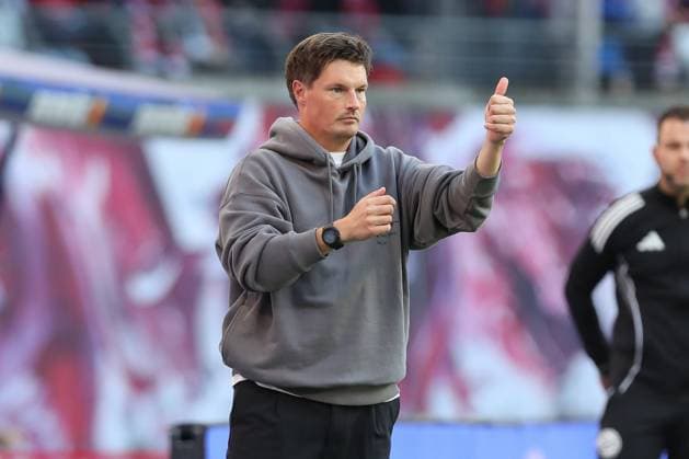 18.10.2025, xtgx, Fussball 1. Bundesliga, RB Leipzig - Hamburger SV emspor, v.l. Merlin Polzin (HSV, Trainer) Daumen hoch gibt Anweisungen, gestikuliert mit den Armen, gesticulate, gives instructions (DFL DFB REGULATIONS PROHIBIT ANY USE OF PHOTOGRAPHS as IMAGE SEQUENCES and or QUASI-VIDEO) Leipzig