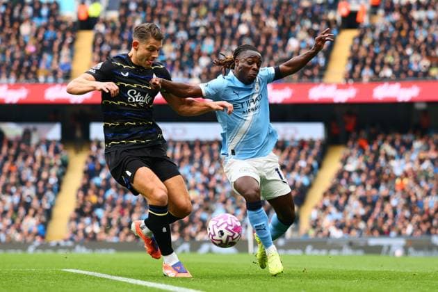 James Tarkowski of Everton and Jeremy Doku of Manchester City Manchester City v Everton, Premier League, Football, Etihad Stadium, Manchester, UK - 18 Oct 2025Manchester Etihad Stadium United Kingdom EDITORIAL USE ONLY No use with unauthorised audio, video, data, fixture lists, club league logos or live services. Online in-match use limited to 120 images, no video emulation. No use in betting, games or single club league player publications. Copyright: xPaulxCurrie Shutterstockx 15544977ag