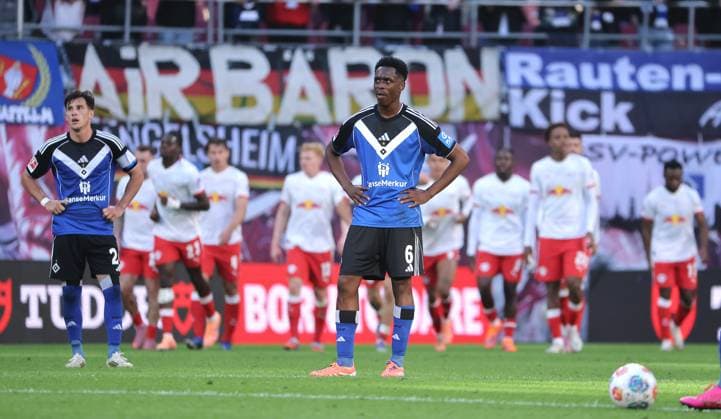 William Mikelbrencis, Albert Sambi Lokonga enttäuscht nach 1:0, dahinter jubelnde Leipziger Enttäuschung Fußball Fussball DFL Bundesliga Herren 7. Spieltag Saison 2025 2026 18.10.2025 Rasen Ballsport RB Leipzig RBL vs. Hamburger SV HSV in der RedBull Arena DFL regulations prohibit any use of photographs as image sequences and or quasi-video.