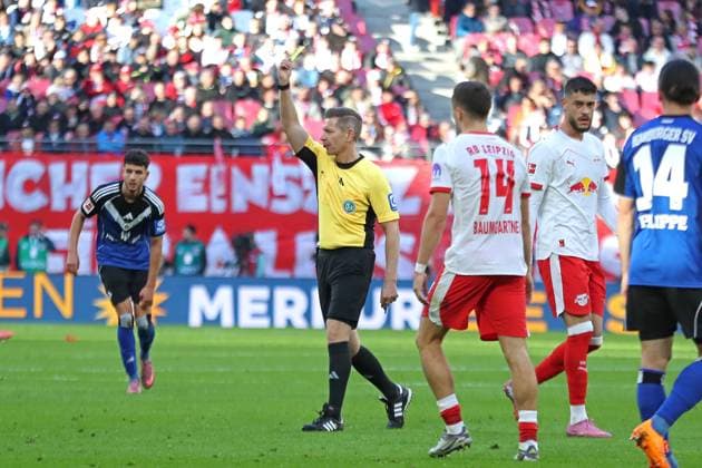 RB Leipzig vs. Hamburger SV, 18.10.2025 LEIPZIG, DEUTSCHLAND - OCTOBER 18: Referee Schiedsrichter Tobias Welz with Yellow Card during the Bundesliga match between RB Leipzig vs. Hamburger SV at Red Bull Arena on matchday 7 of the 1. Bundesliga on October 18, 2025 in Leipzig, Deutschland. DFL REGULATIONS PROHIBIT ANY USE OF PHOTOGRAPHS AS IMAGE SEQUENCES AND OR QUASI-VIDEO. Copyright: xBEAUTIFULxSPORTS JanxKaeferx