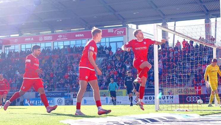 In Jubelpose nach dem 1:0 : Torschütze Daniel Haubner (Zwickau) , rechts Torhüter Jakub Jakubov (Greifswald) Fußball Regionalliga Nordost 2025 26 FSV Zwickau - Greifswalder FC am 18.10.2025 FSV Zwickau - Greifswalder FC