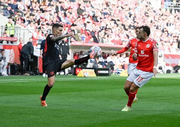 18.10.2025, xsltx, Fussball 1.Bundesliga, FSV Mainz 05 - Bayer 04 Leverkusen v.l. Alejandro Grimaldo (Bayer 04 Leverkusen), Benedict Hollerbach (1. FSV Mainz 05) (DFL DFB REGULATIONS PROHIBIT ANY USE OF PHOTOGRAPHS as IMAGE SEQUENCES and or QUASI-VIDEO)