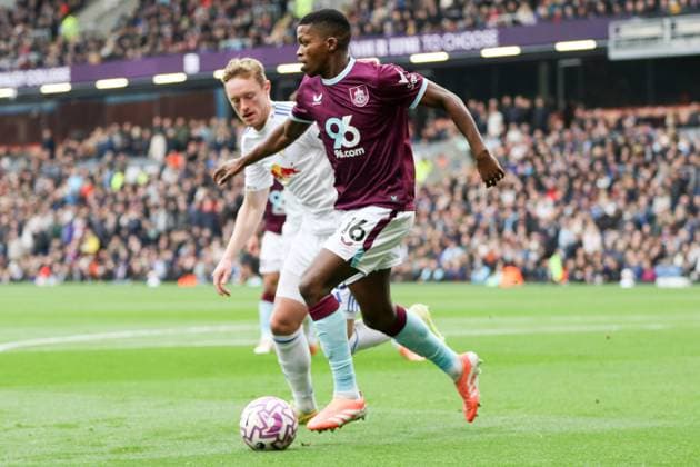 Florentino (16 Burnley) controls the ball during the Premier League match between Burnley and Leeds United at Turf Moor in Burnley, England on October 18th 2025. Copyright: xSeanxChandlerx xSPPx Sportspressphoto_SPR43917