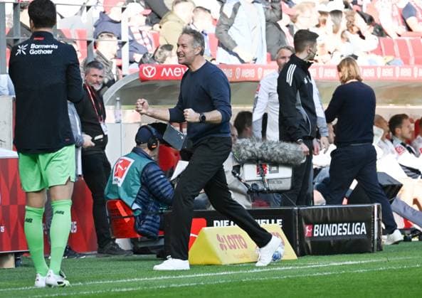 18.10.2025, xsltx, Fussball 1.Bundesliga, FSV Mainz 05 - Bayer 04 Leverkusen v.l. Kasper Hjulmand (Trainer Bayer 04 Leverkusen) bejubelt das 2:0 für sein Team, im Hintergrund dreht sich Bo Henriksen (Cheftrainer 1. FSV Mainz 05) enttäuscht ab (DFL DFB REGULATIONS PROHIBIT ANY USE OF PHOTOGRAPHS as IMAGE SEQUENCES and or QUASI-VIDEO)