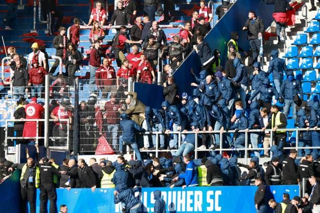 18.10.2025, xhettx, Fussball 2.Bundesliga, Karlsruher SC - 1.FC Kaiserslautern v.l. unschöne Szenen nach dem Spiel. Die Fans gehen aufeinander los (DFL DFB REGULATIONS PROHIBIT ANY USE OF PHOTOGRAPHS as IMAGE SEQUENCES and or QUASI-VIDEO) Karlsruhe
