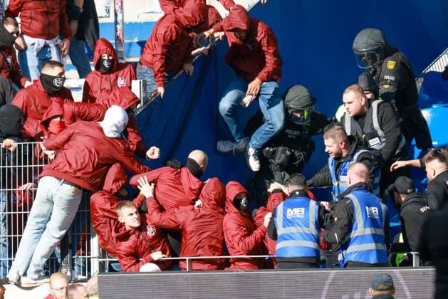 18.10.2025, xhettx, Fussball 2.Bundesliga, Karlsruher SC - 1.FC Kaiserslautern v.l. unschöne Szenen nach dem Spiel. Die Fans gehen aufeinander los (DFL DFB REGULATIONS PROHIBIT ANY USE OF PHOTOGRAPHS as IMAGE SEQUENCES and or QUASI-VIDEO) Karlsruhe