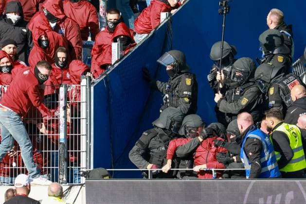 18.10.2025, xhettx, Fussball 2.Bundesliga, Karlsruher SC - 1.FC Kaiserslautern v.l. (DFL DFB REGULATIONS PROHIBIT ANY USE OF PHOTOGRAPHS as IMAGE SEQUENCES and or QUASI-VIDEO) Karlsruhe