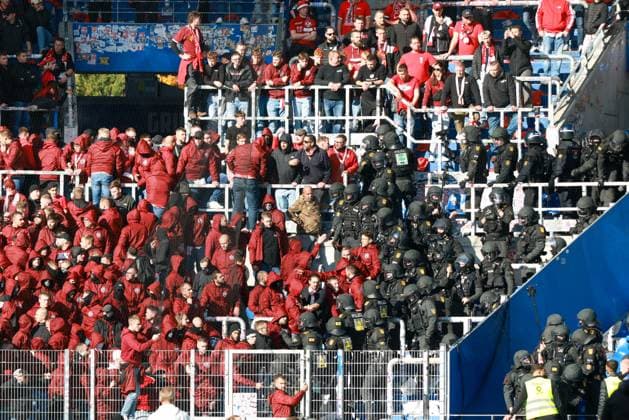 18.10.2025, xhettx, Fussball 2.Bundesliga, Karlsruher SC - 1.FC Kaiserslautern v.l. (DFL DFB REGULATIONS PROHIBIT ANY USE OF PHOTOGRAPHS as IMAGE SEQUENCES and or QUASI-VIDEO) Karlsruhe